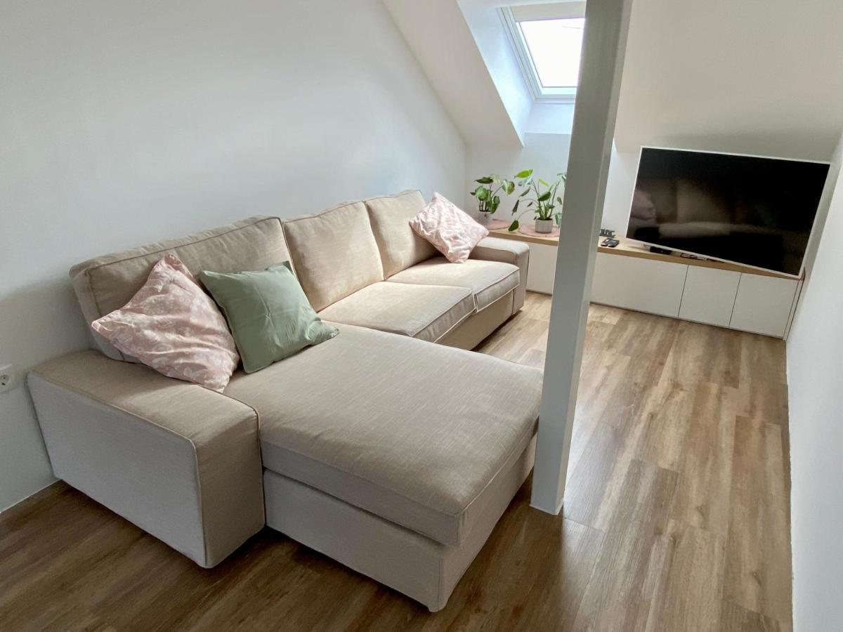 Sunny Oak Estate Apartment Menges Luaran gambar