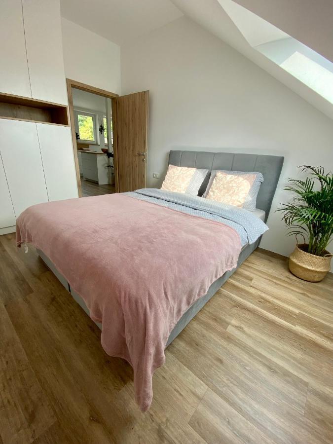 Sunny Oak Estate Apartment Menges Luaran gambar