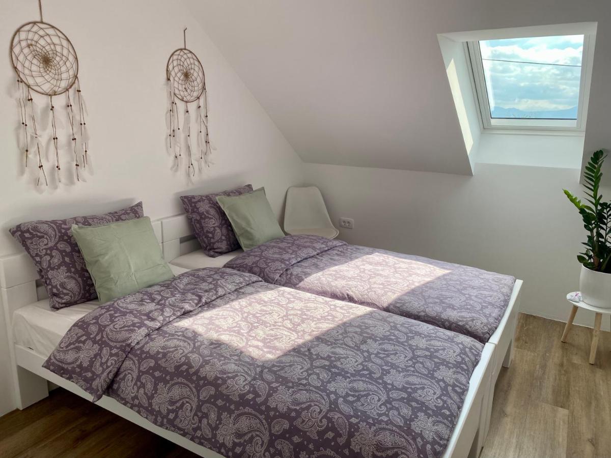 Sunny Oak Estate Apartment Menges Luaran gambar