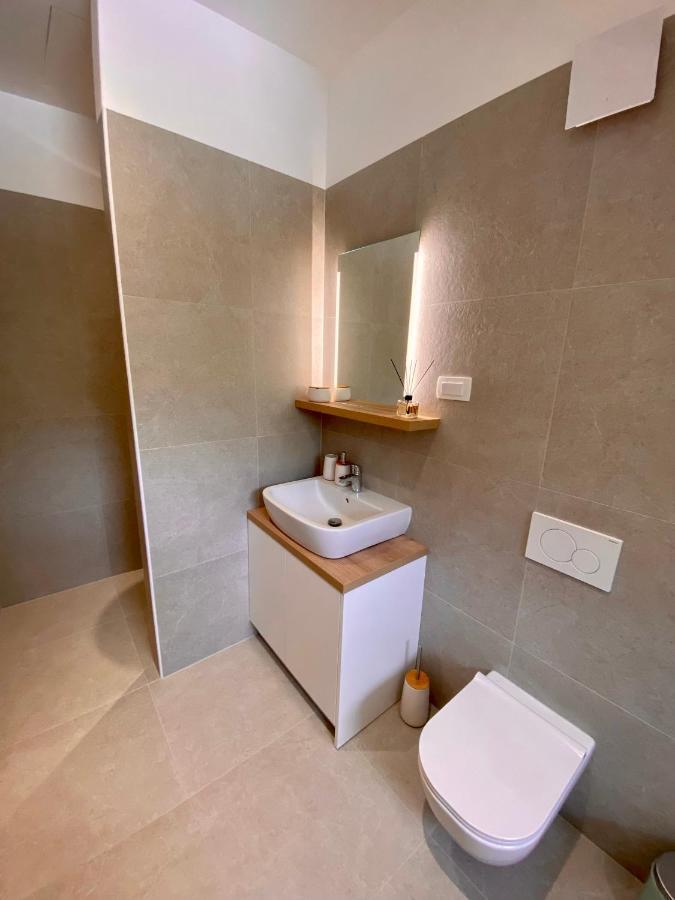 Sunny Oak Estate Apartment Menges Luaran gambar