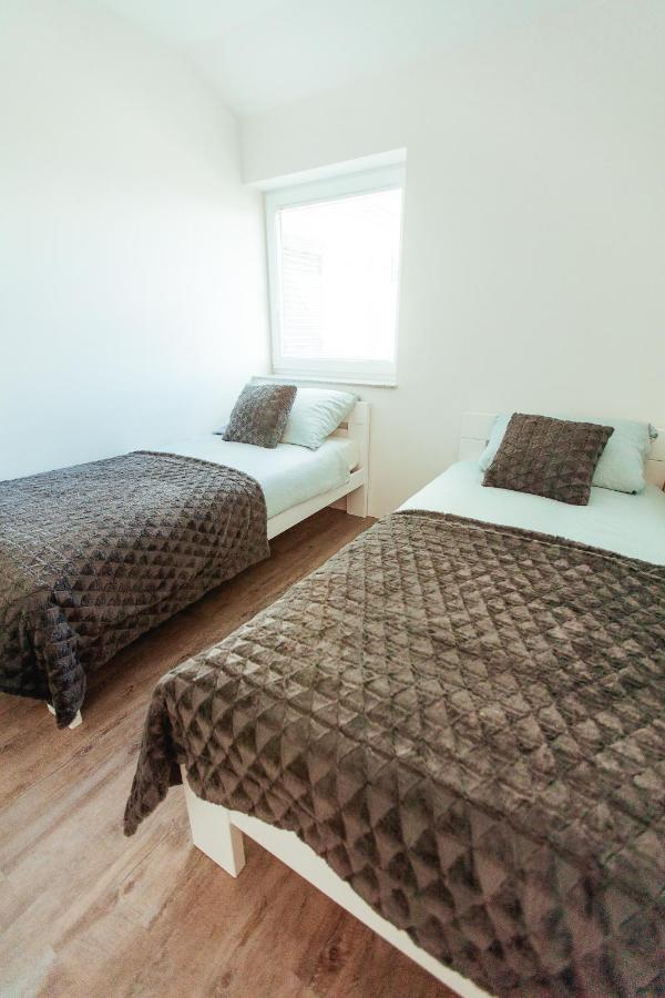Sunny Oak Estate Apartment Menges Luaran gambar