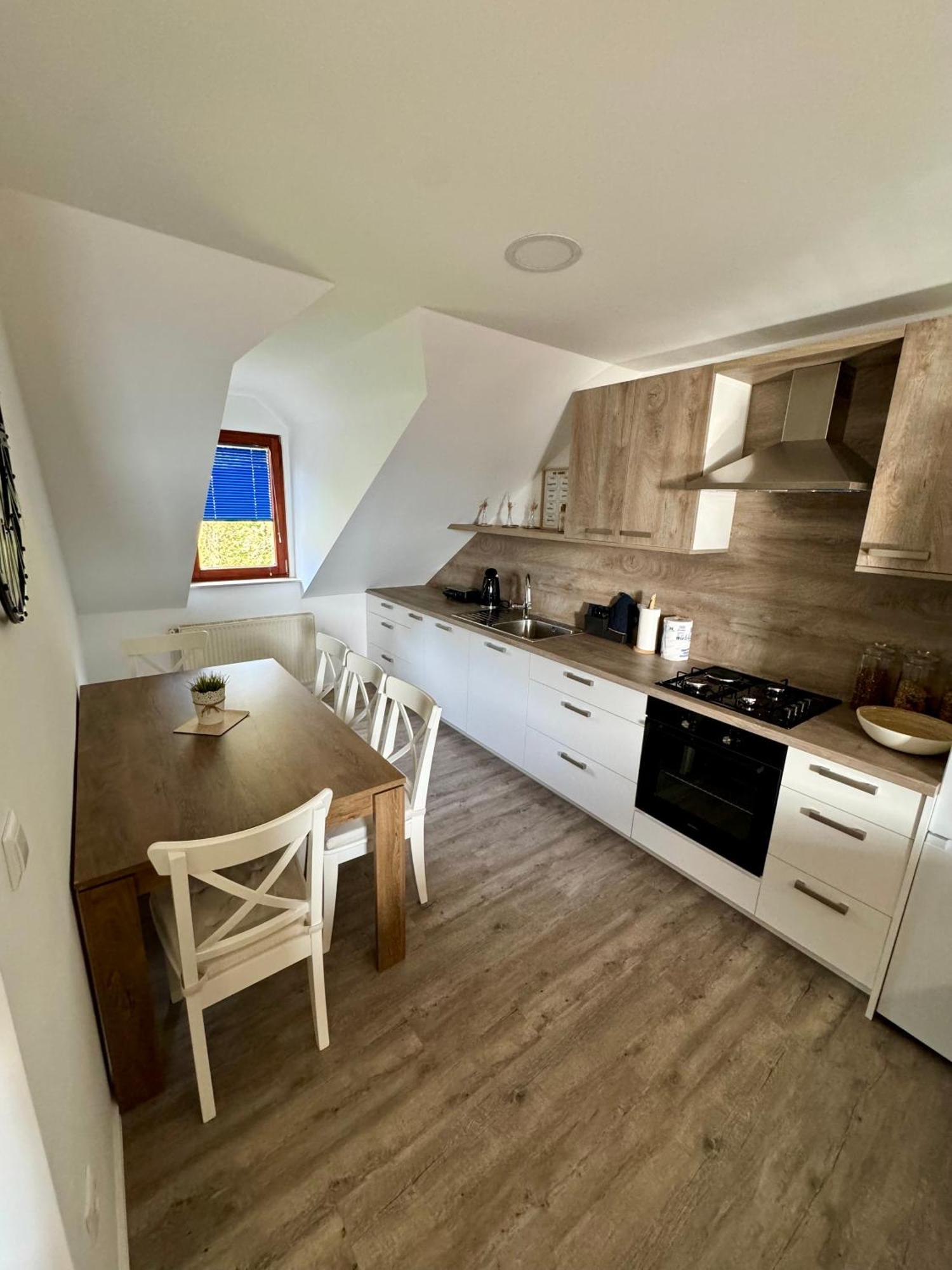 Sunny Oak Estate Apartment Menges Luaran gambar