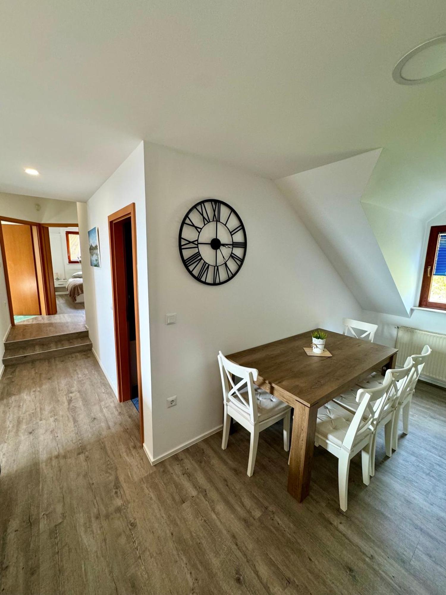 Sunny Oak Estate Apartment Menges Luaran gambar