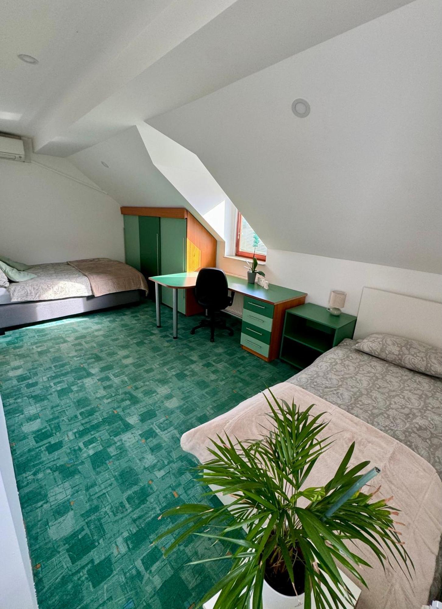 Sunny Oak Estate Apartment Menges Luaran gambar