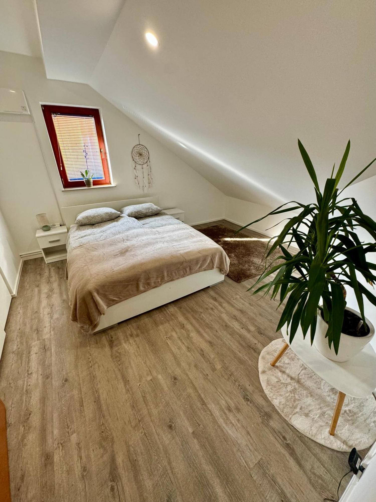 Sunny Oak Estate Apartment Menges Luaran gambar